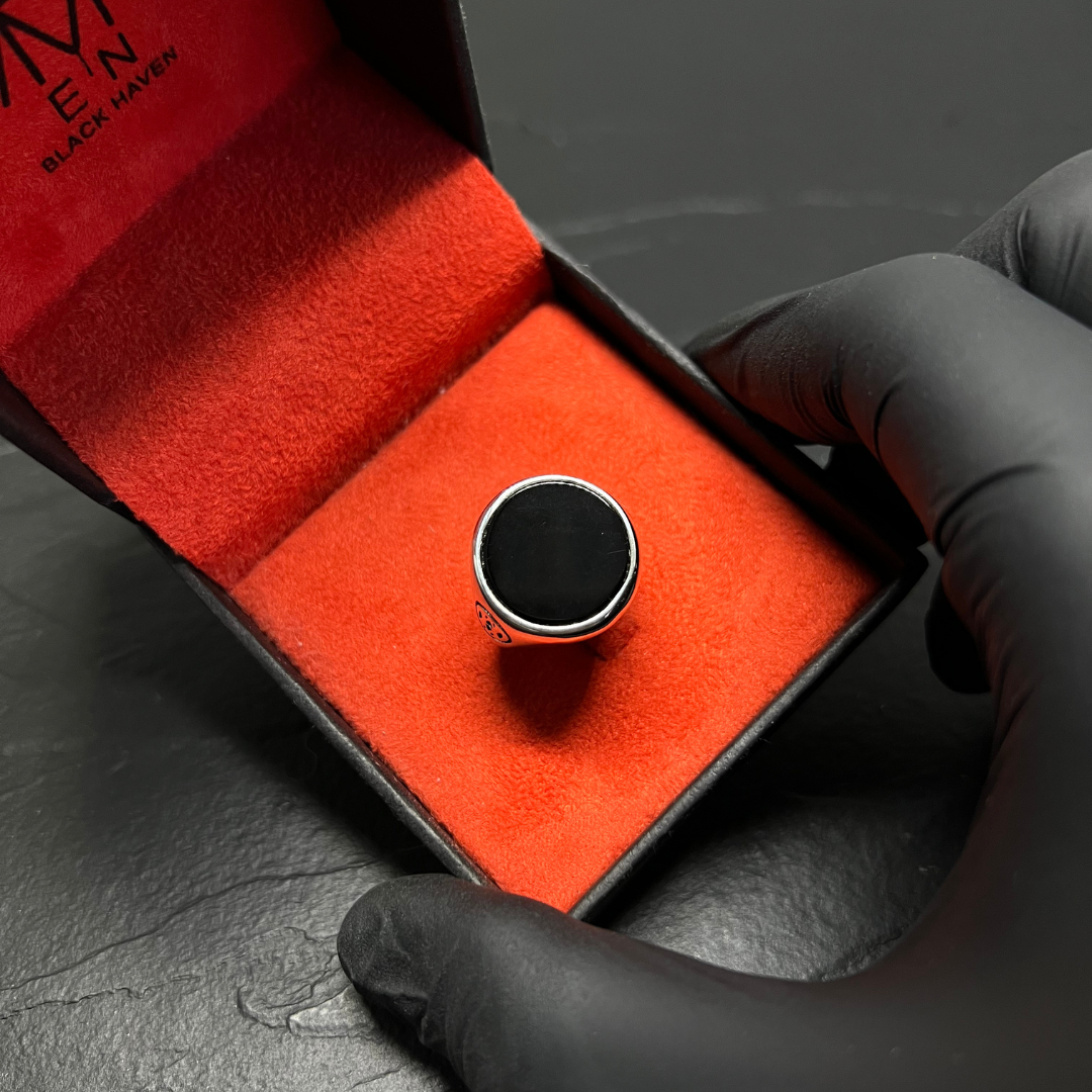 ANEL OLYMPO PRATA COM PEDRA ÔNIX