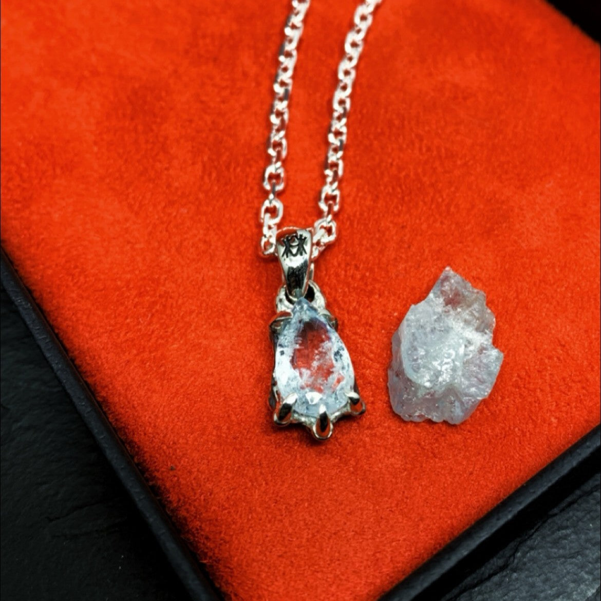 COLAR GARRA DE DRAGÃO PRATA COM PEDRA ÁGUA MARINHA