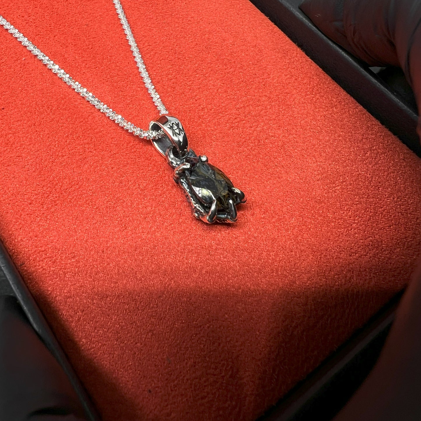 COLAR GARRA DE DRAGÃO PRATA COM PEDRA OLHO DE TIGRE