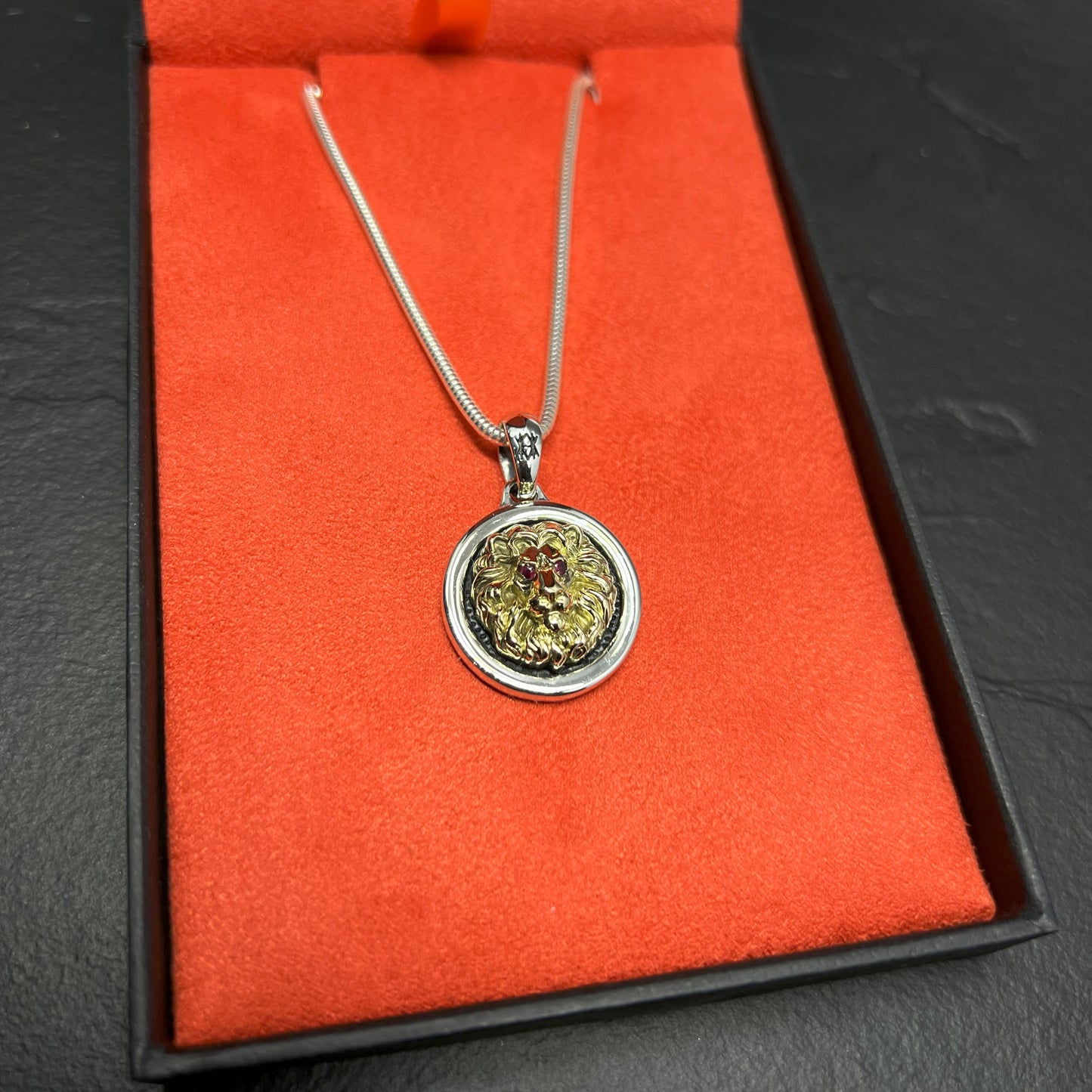 COLAR KING NEMÉIA OURO | OLHOS EM RUBI