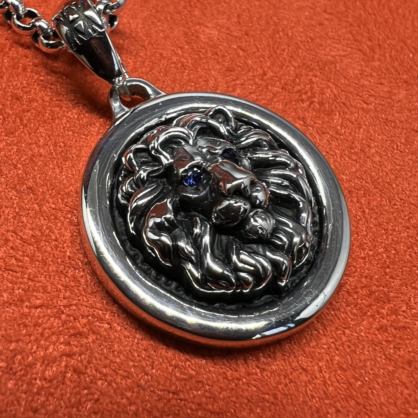 COLAR KING NEMÉIA PRATA COM OLHOS EM SAFIRA