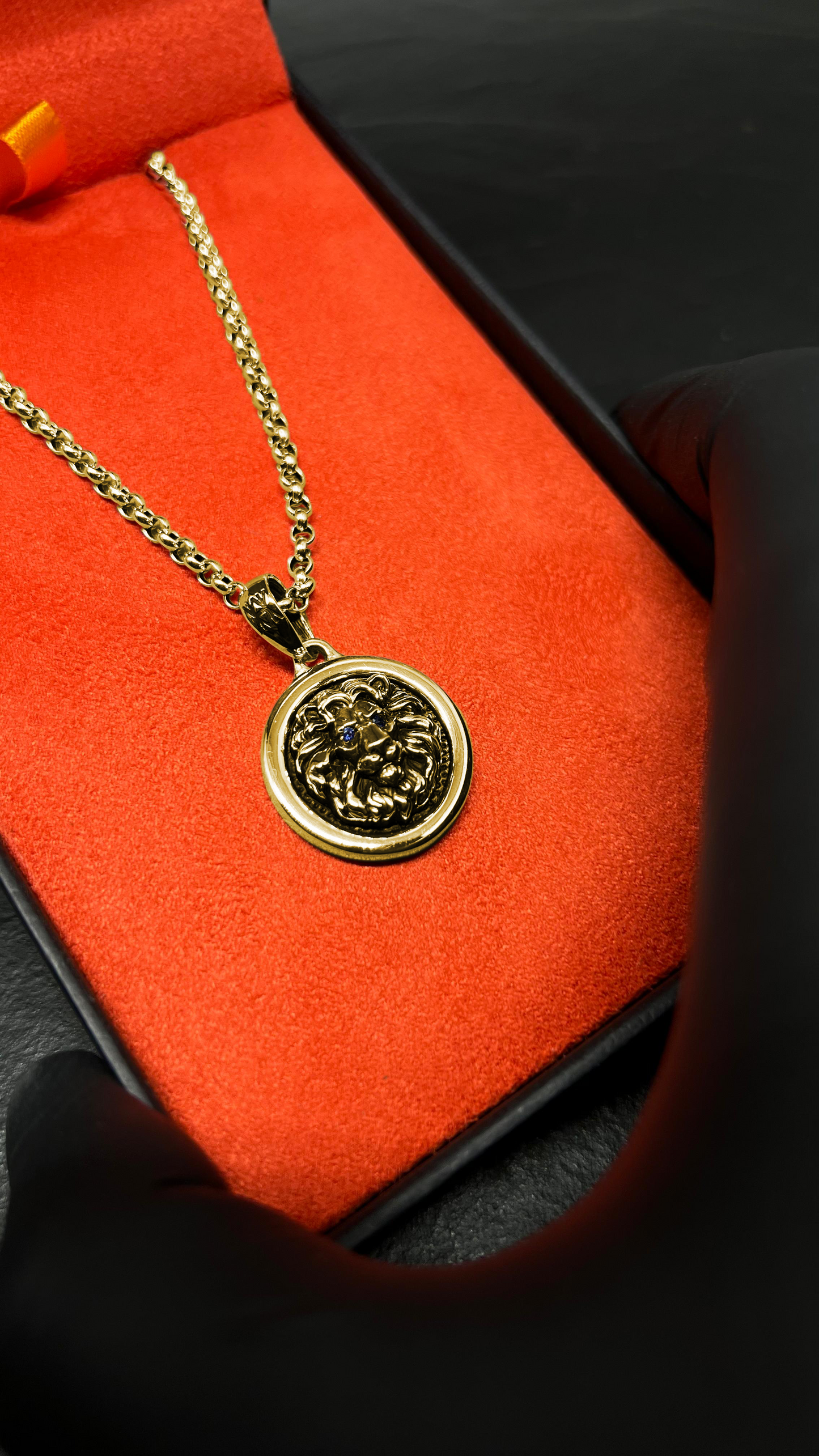 COLAR KING NEMÉIA OURO | OLHOS EM SAFIRA