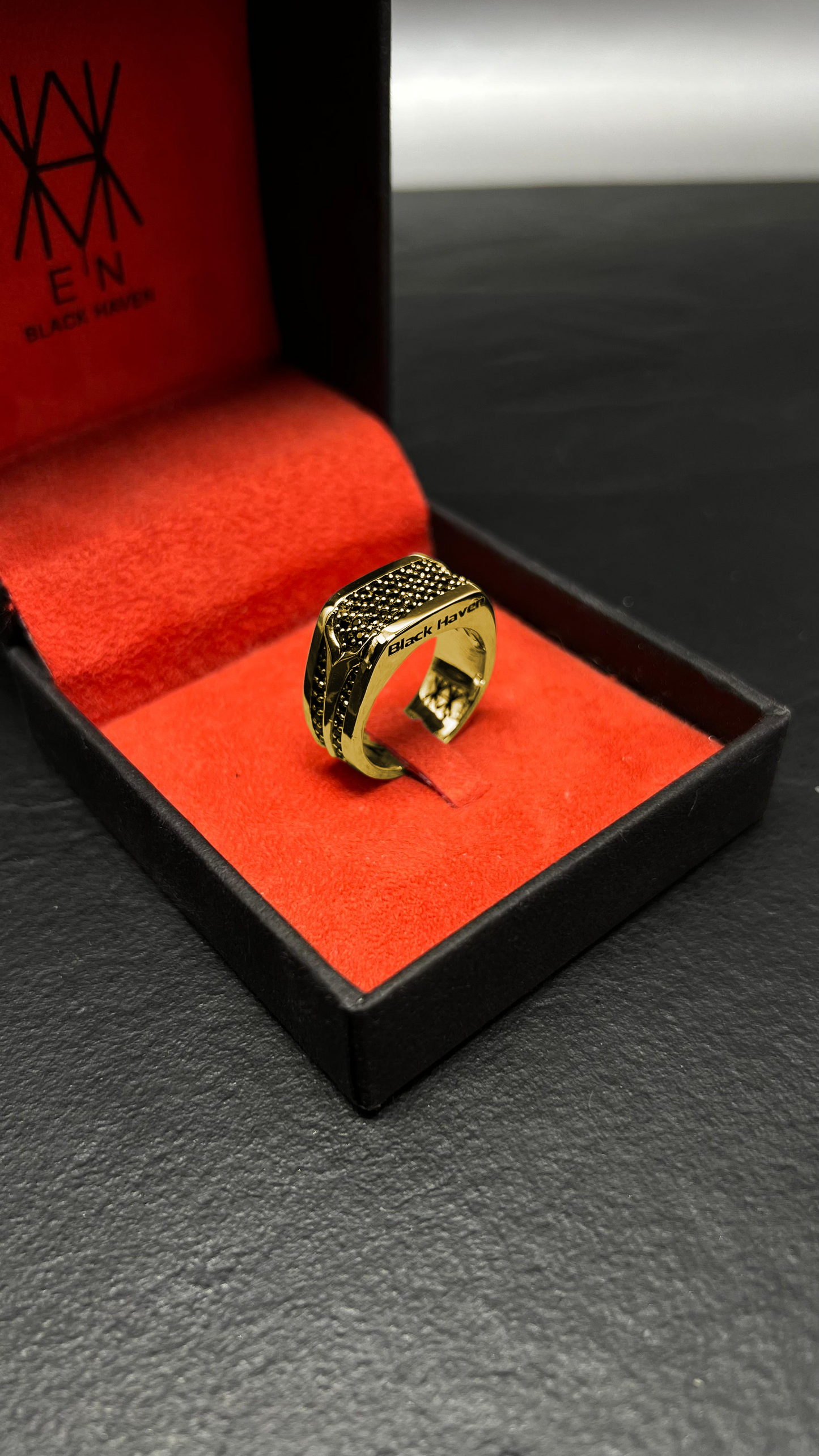 ANEL NYX OURO COM PEDRA ESPINÉLIO NEGRO