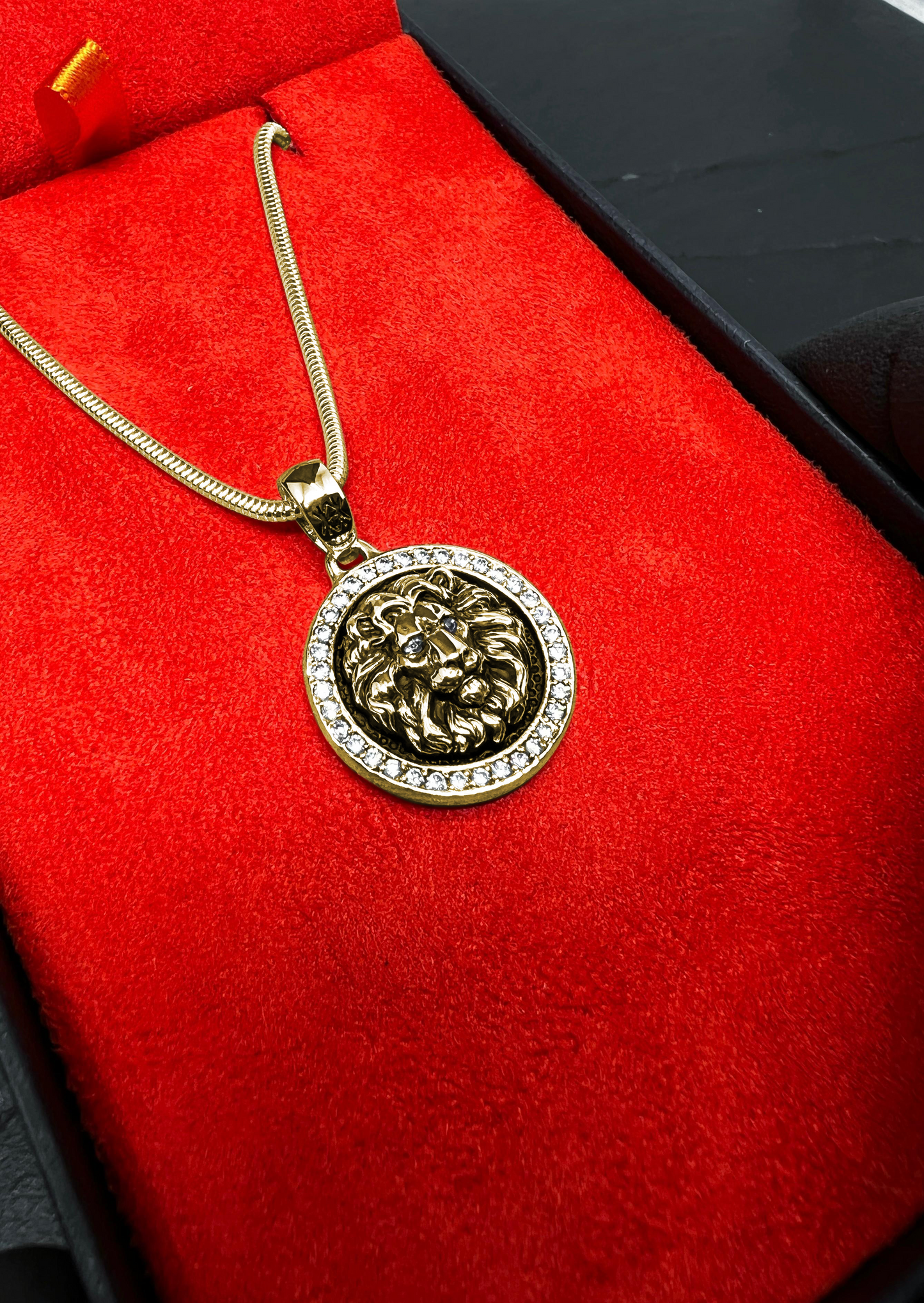 COLAR KING NEMÉIA OURO COM BORDA & OLHOS EM DIAMANTE