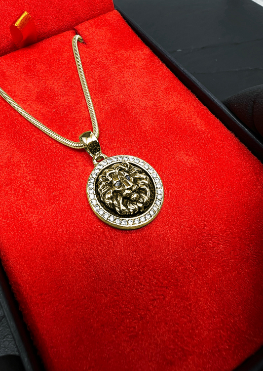 COLAR KING NEMÉIA OURO COM BORDA & OLHOS EM DIAMANTE