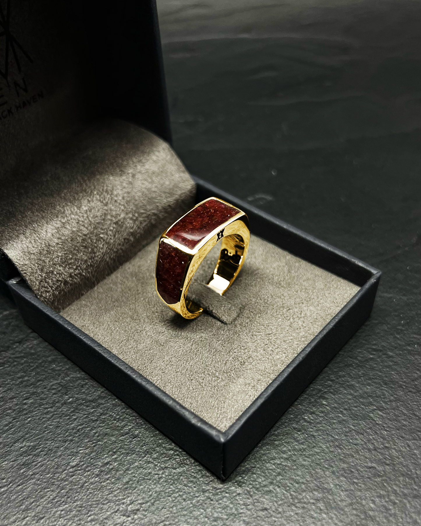 ANEL APOCALYPSE OURO COM PEDRA GRANADA VERMELHA