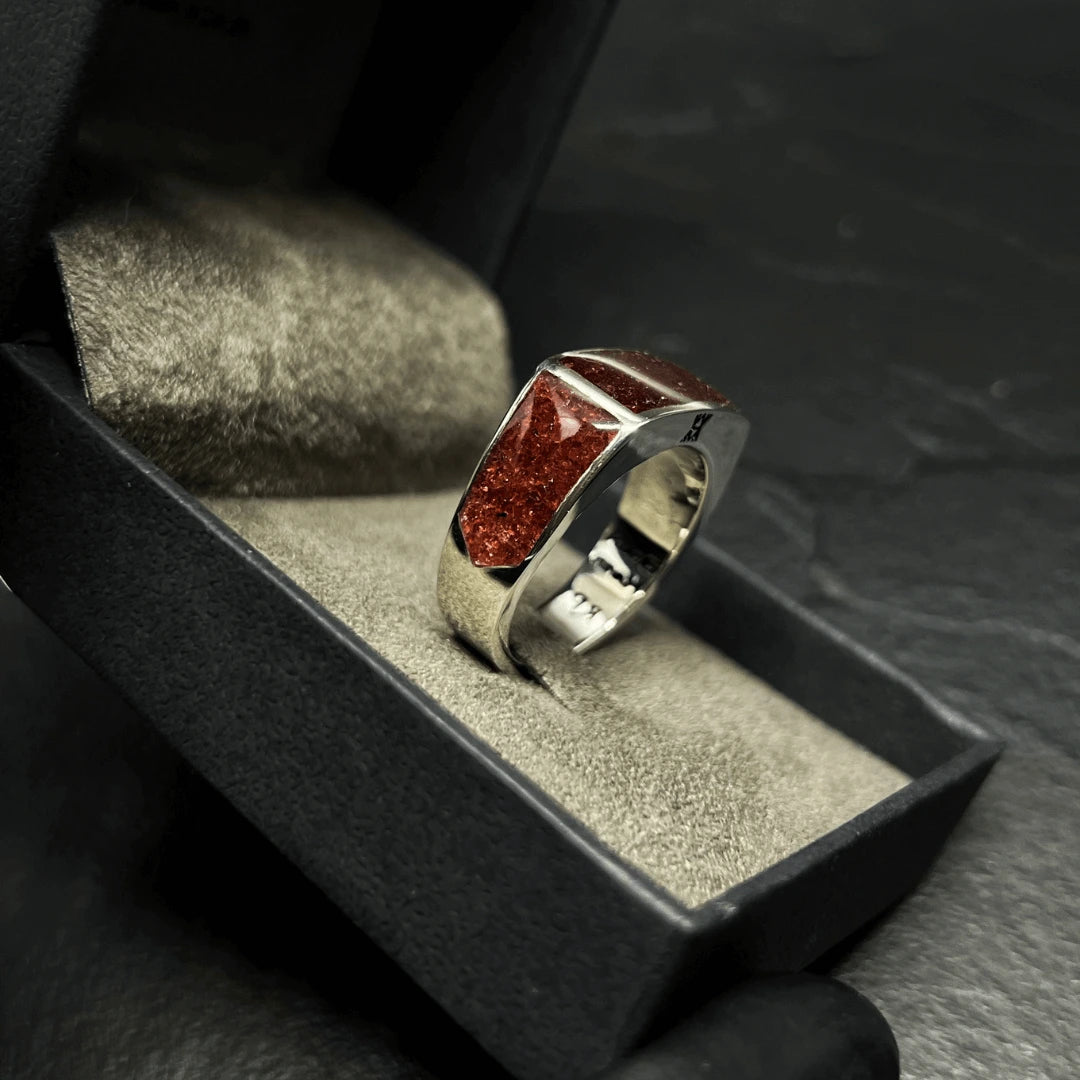 ANEL APOCALYPSE PRATA COM PEDRA GRANADA VERMELHA