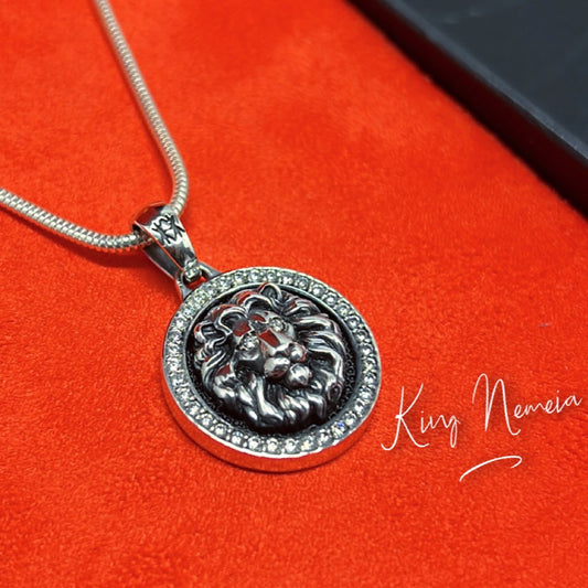 COLAR KING NEMÉIA PRATA COM BORDA & OLHOS EM DIAMANTE