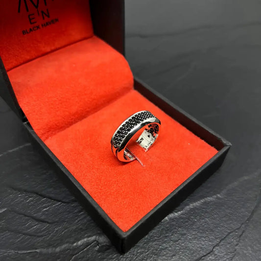 ANEL DARKNESS PRATA COM PEDRA ESPINÉLIO NEGRO