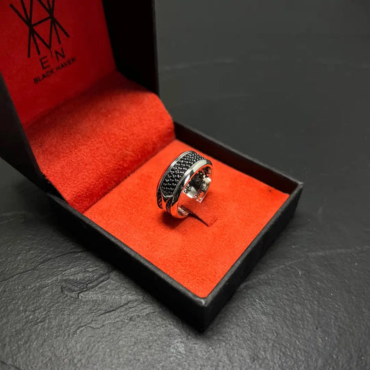 ANEL SHADOWS PRATA COM PEDRA ESPINÉLIO NEGRO