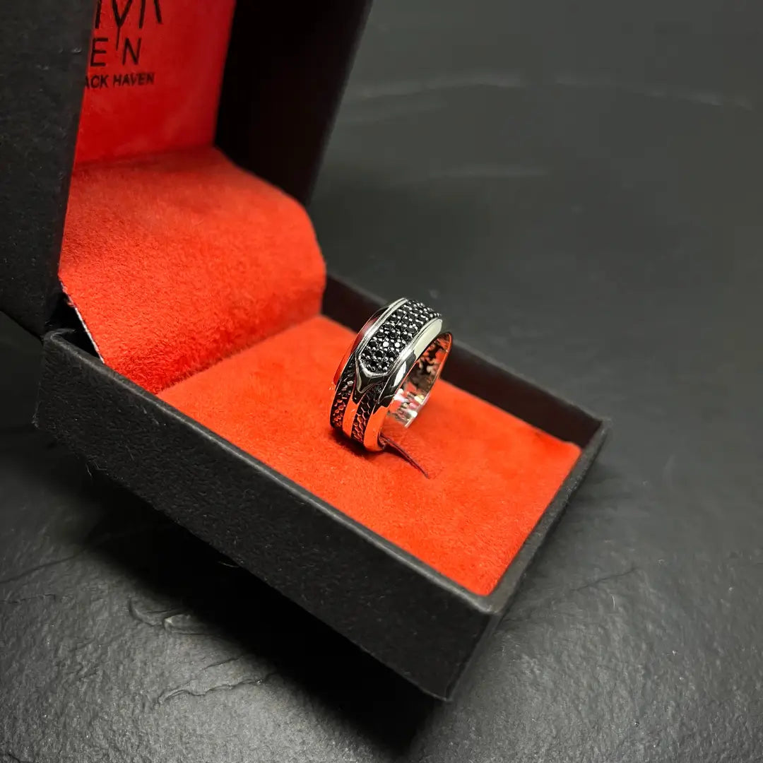 ANEL SHADOWS PRATA COM PEDRA ESPINÉLIO NEGRO