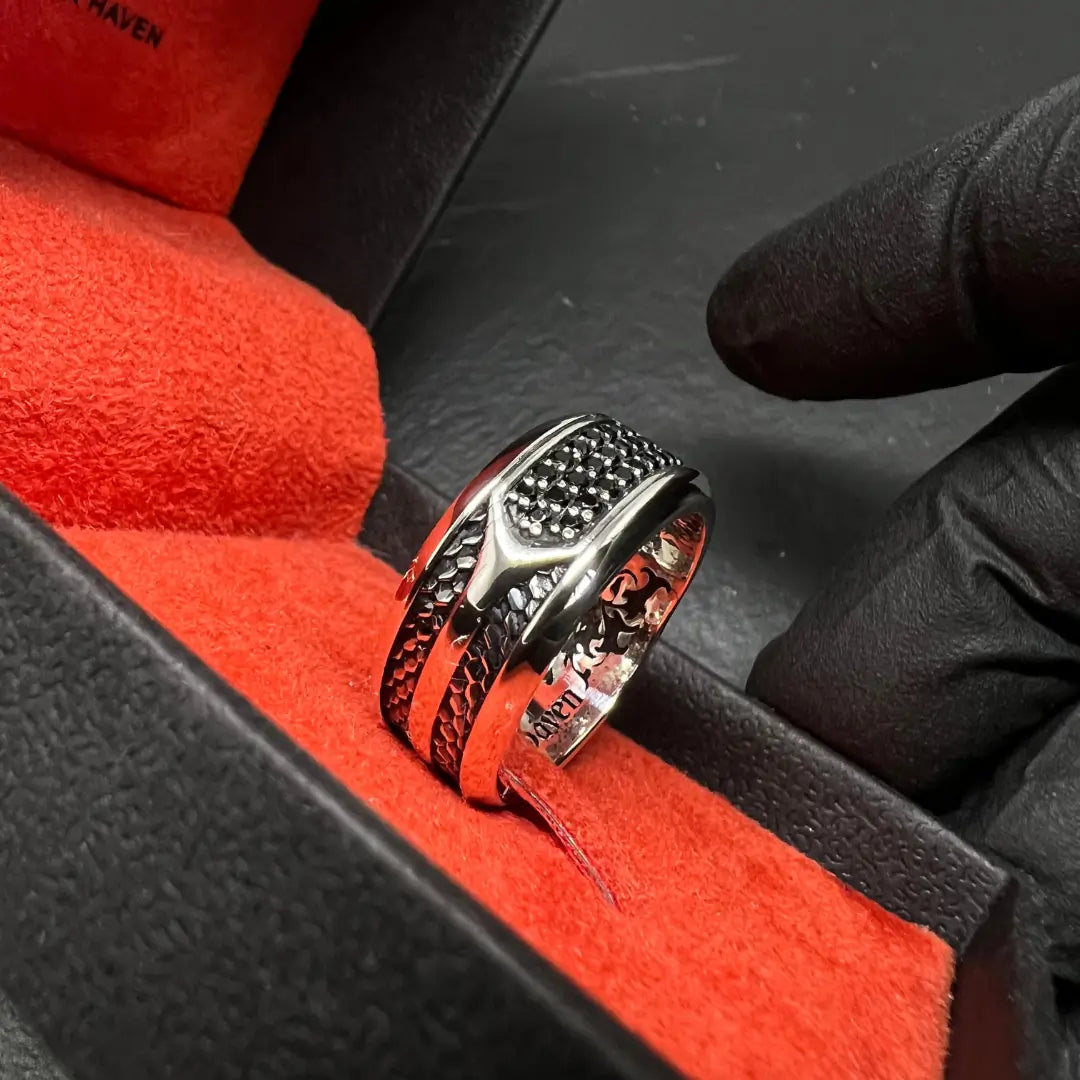 ANEL SHADOWS PRATA COM PEDRA ESPINÉLIO NEGRO