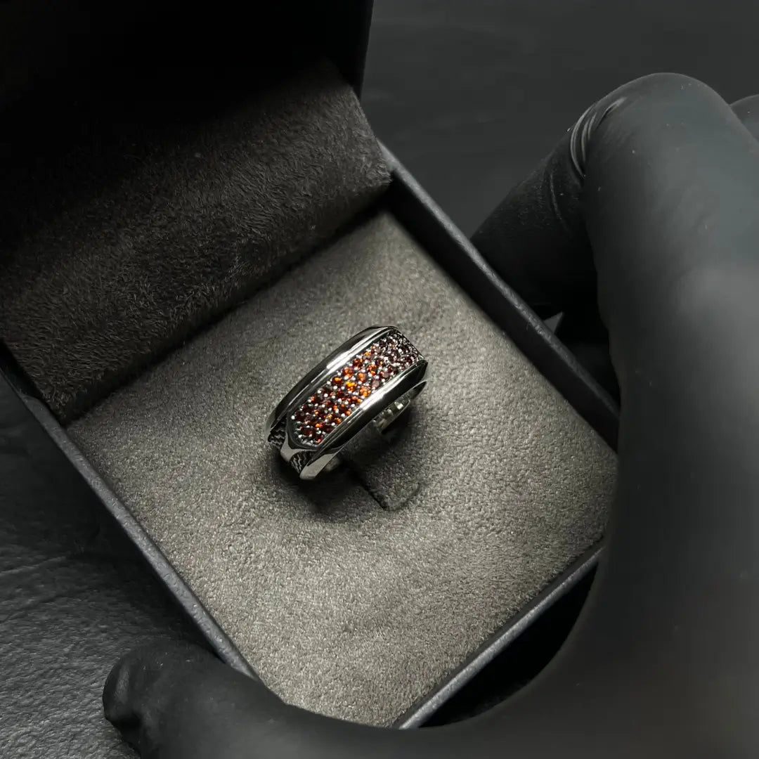 ANEL SHADOWS PRATA COM PEDRA GRANADA VERMELHA