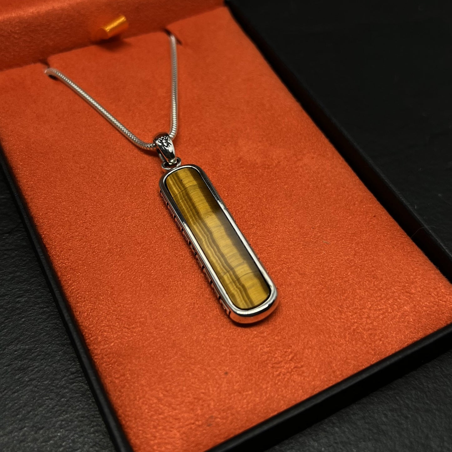 COLAR ATHENA PRATA COM PEDRA OLHO DE TIGRE