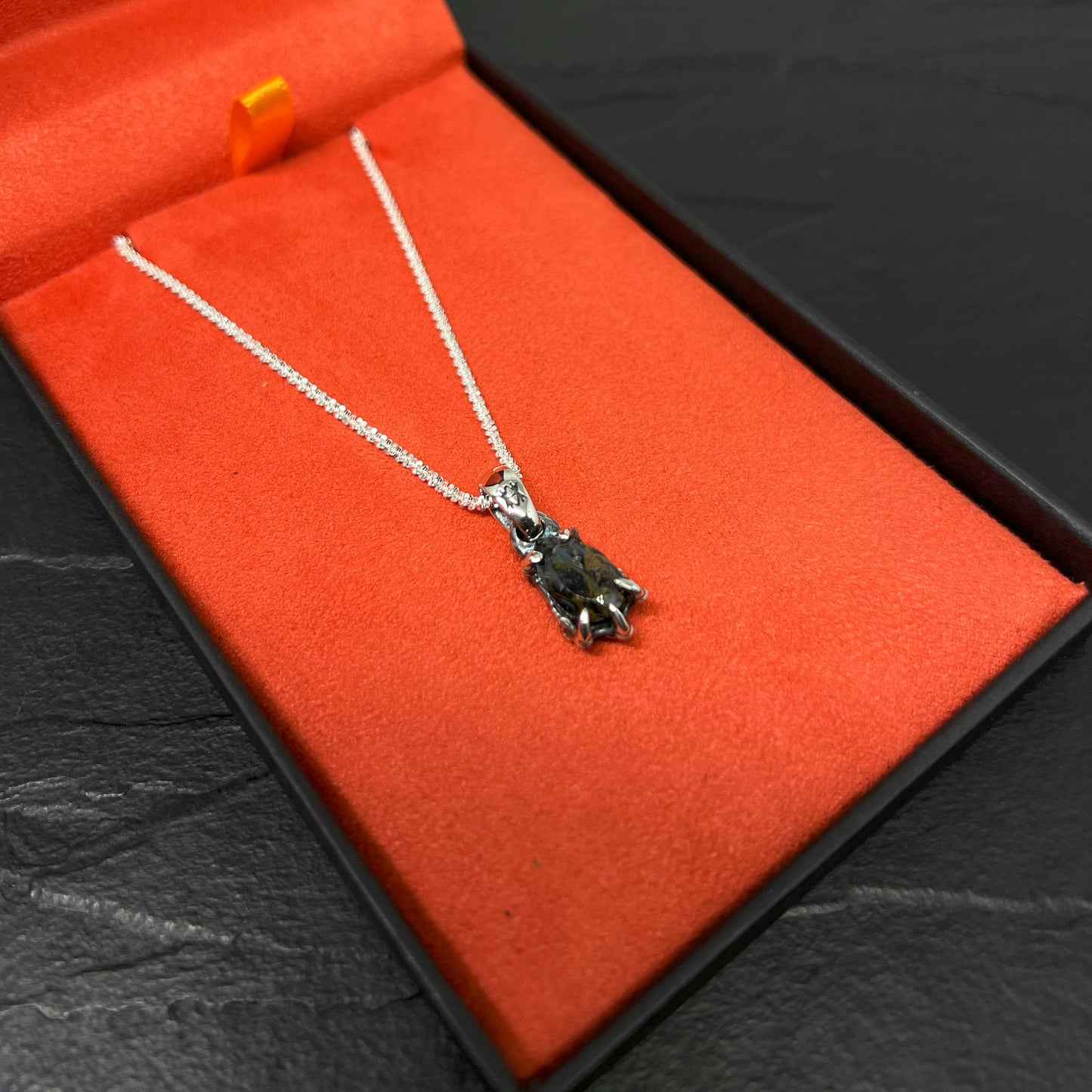 COLAR GARRA DE DRAGÃO PRATA COM PEDRA OLHO DE TIGRE