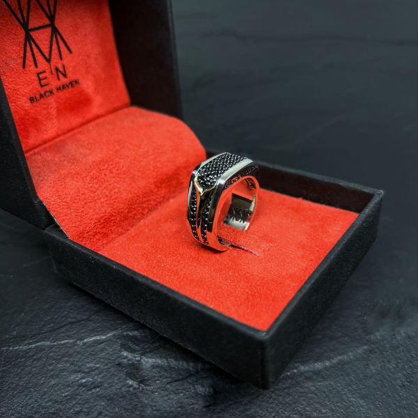 ANEL NYX PRATA & OURO COM PEDRA ESPINÉLIO NEGRO