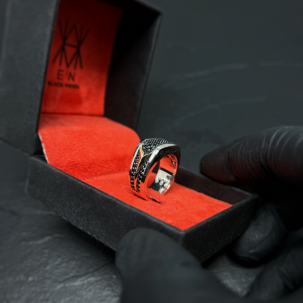 ANEL NYX PRATA & OURO COM PEDRA ESPINÉLIO NEGRO