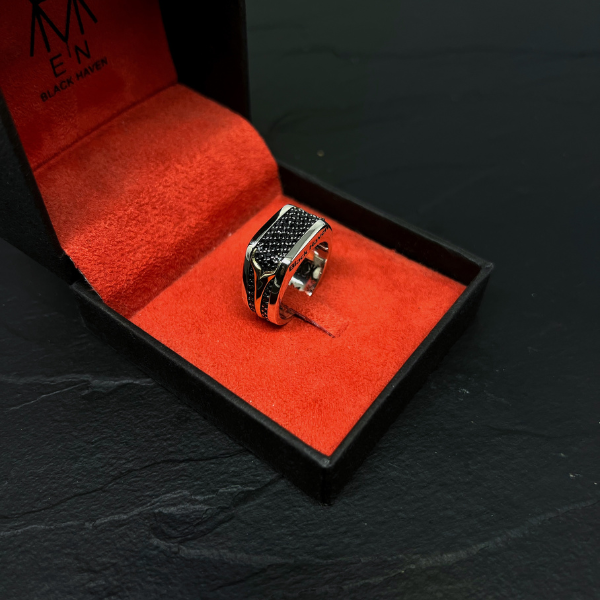 ANEL NYX PRATA & OURO COM PEDRA ESPINÉLIO NEGRO