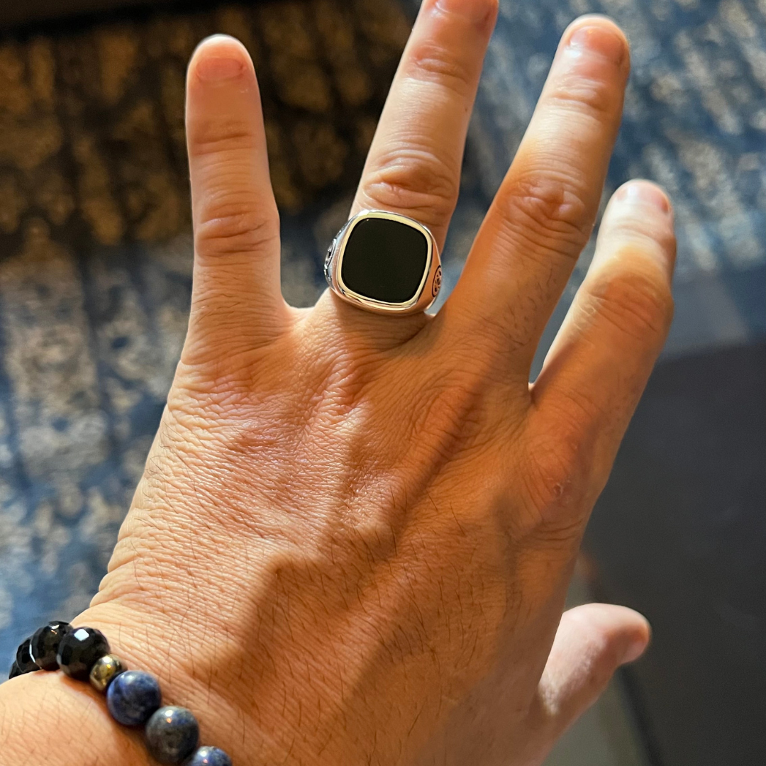 ANEL ÓTHRYS PRATA COM PEDRA ÔNIX