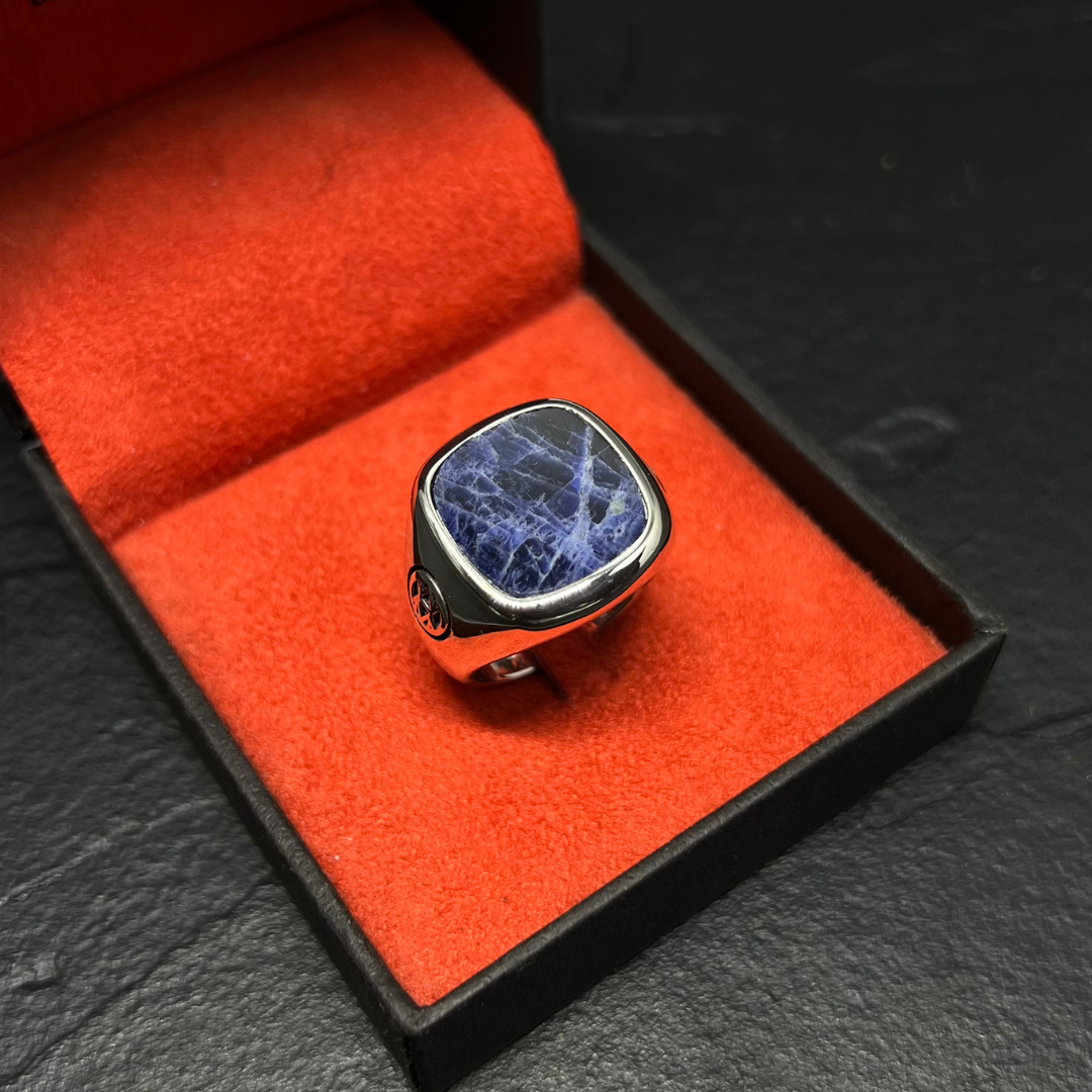 ANEL ÓTHRYS PRATA COM PEDRA SODALITA