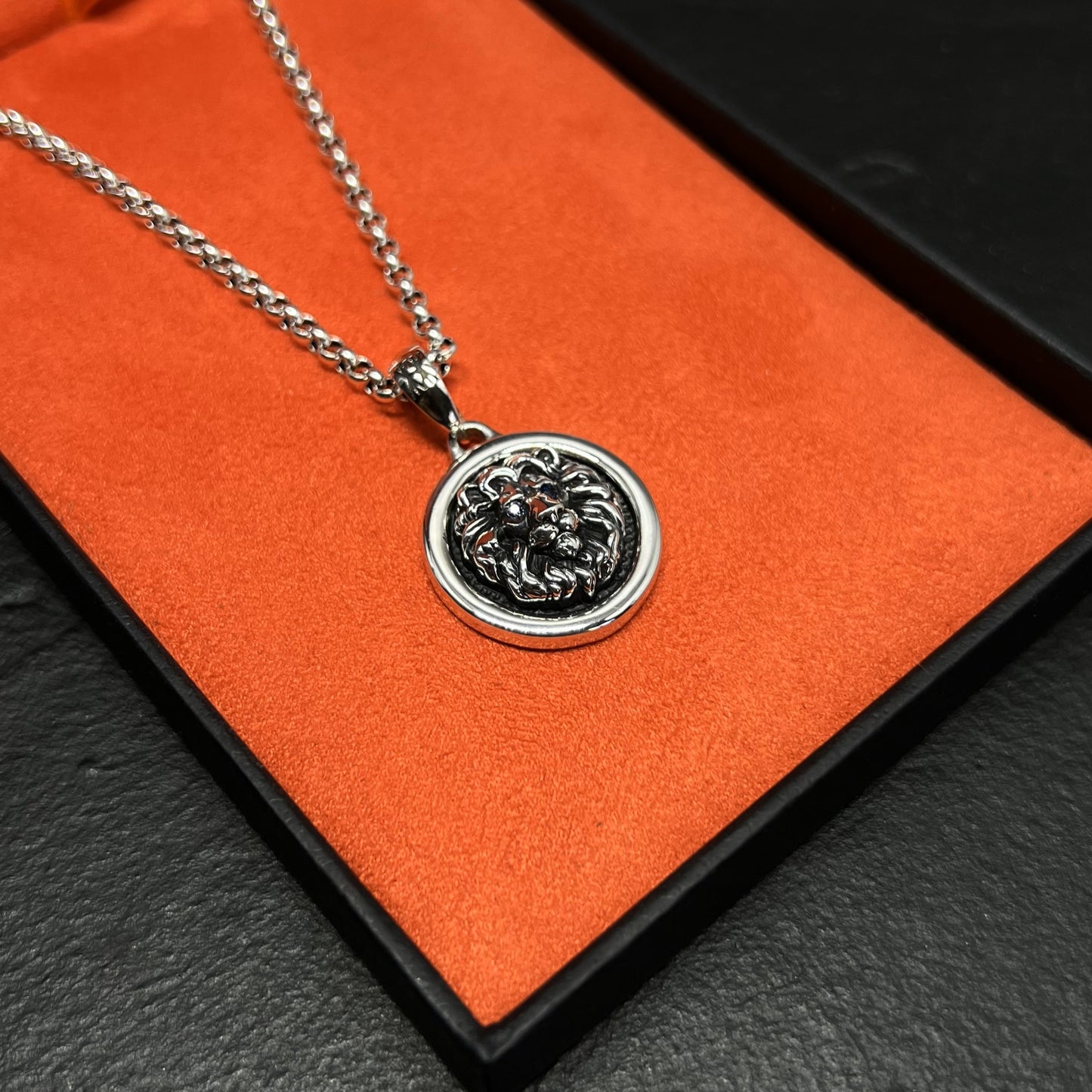 COLAR KING NEMÉIA PRATA COM OLHOS EM DIAMANTE