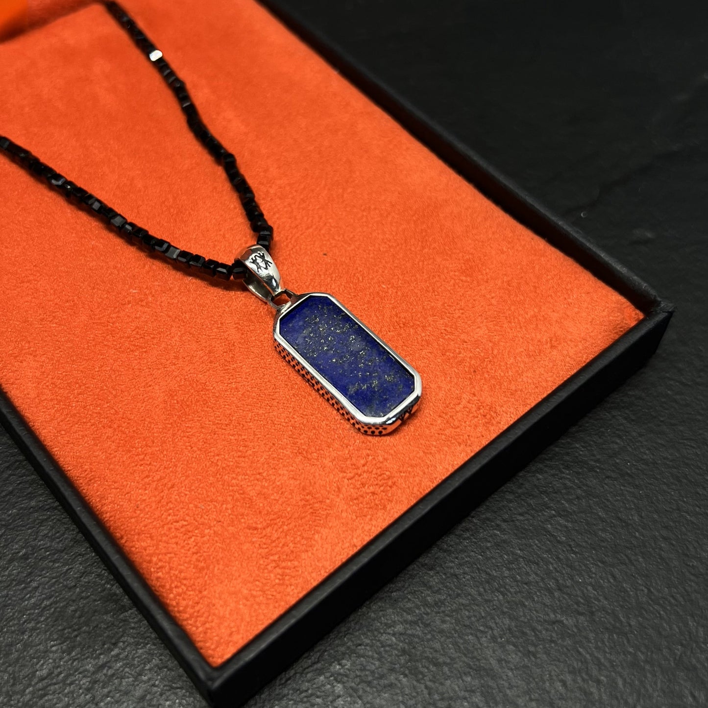 COLAR HIVE PRATA COM PEDRA LÁPIS LAZÚLI