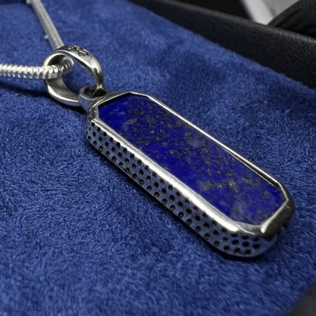 COLAR HIVE PRATA COM PEDRA LÁPIS LAZÚLI