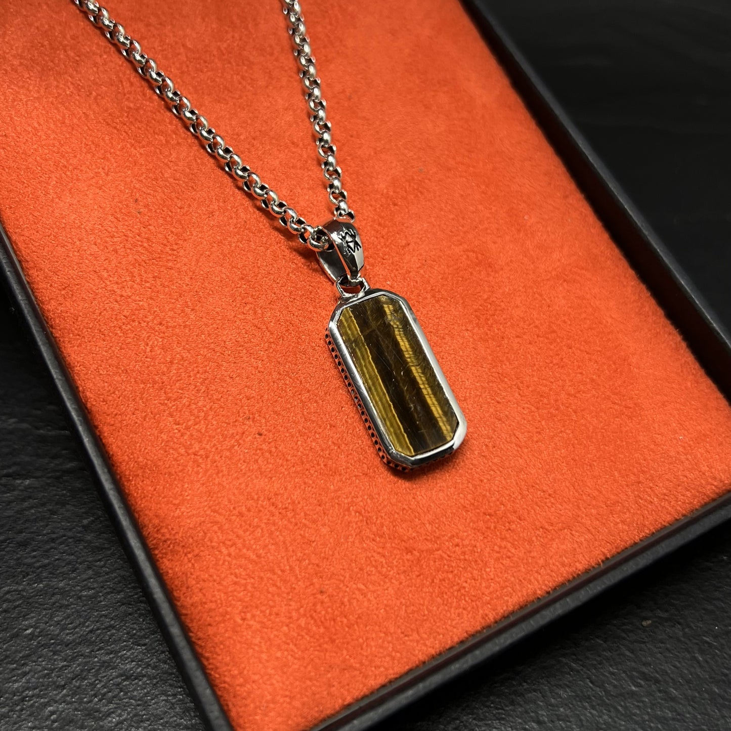 COLAR HIVE PRATA COM PEDRA OLHO DE TIGRE