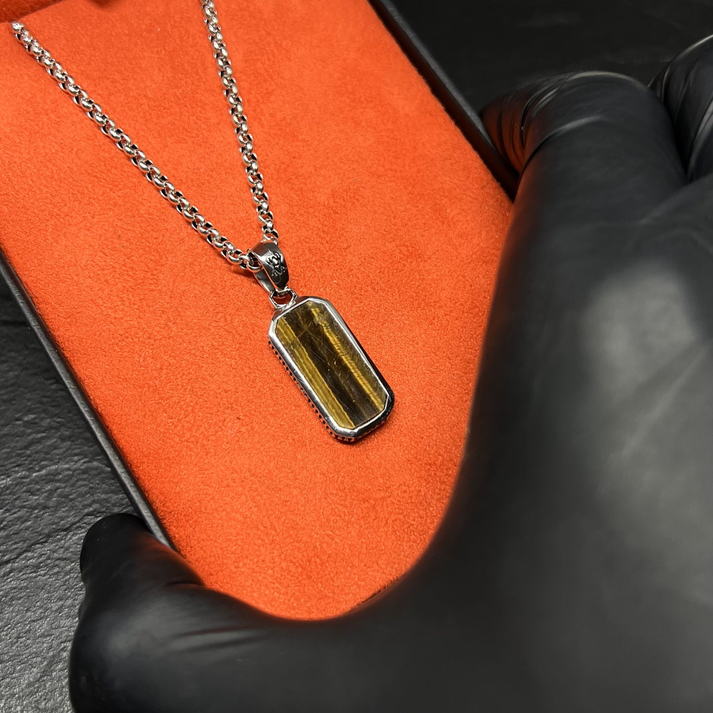 COLAR HIVE PRATA COM PEDRA OLHO DE TIGRE