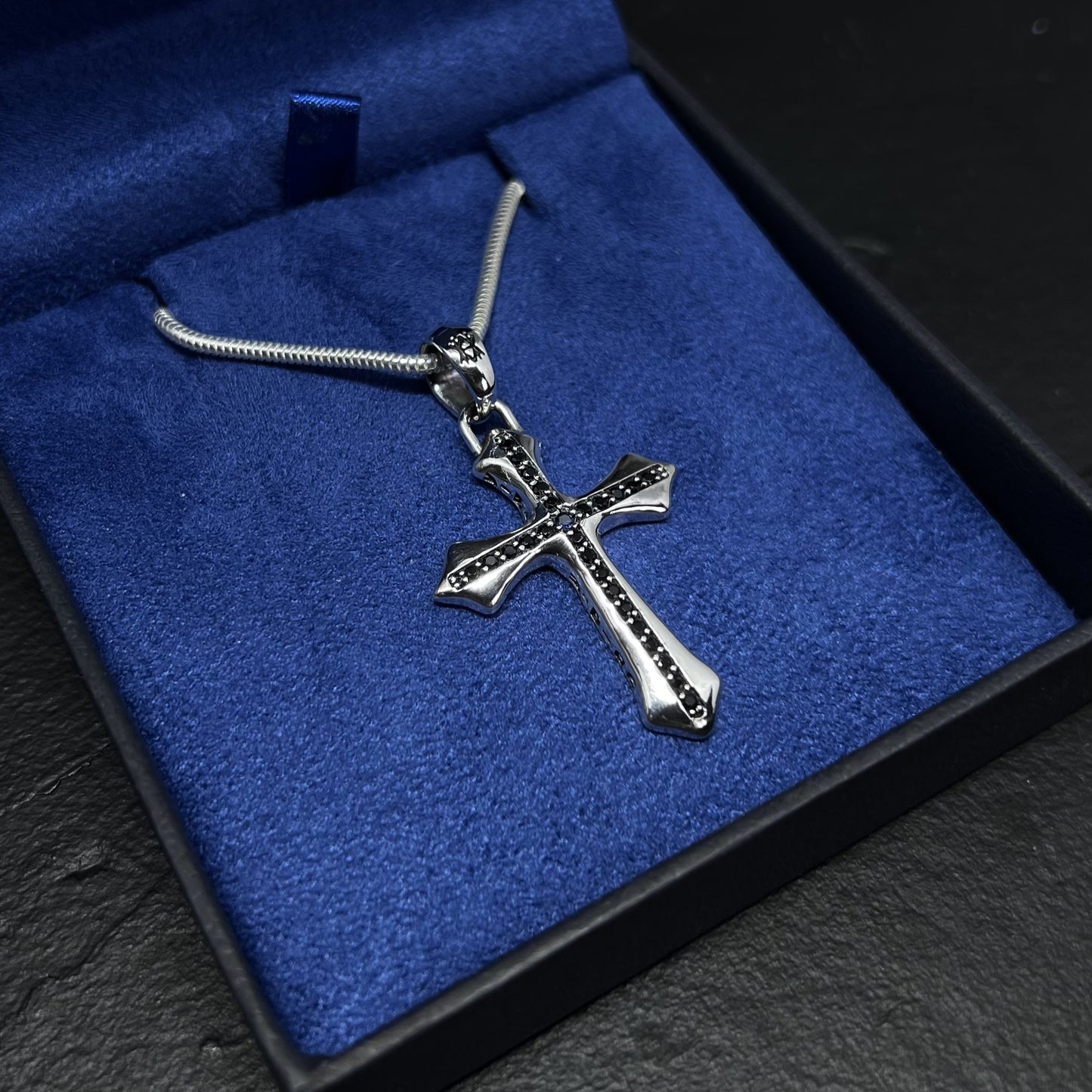 COLAR FAITH PRATA COM ESPINÉLIO NEGRO