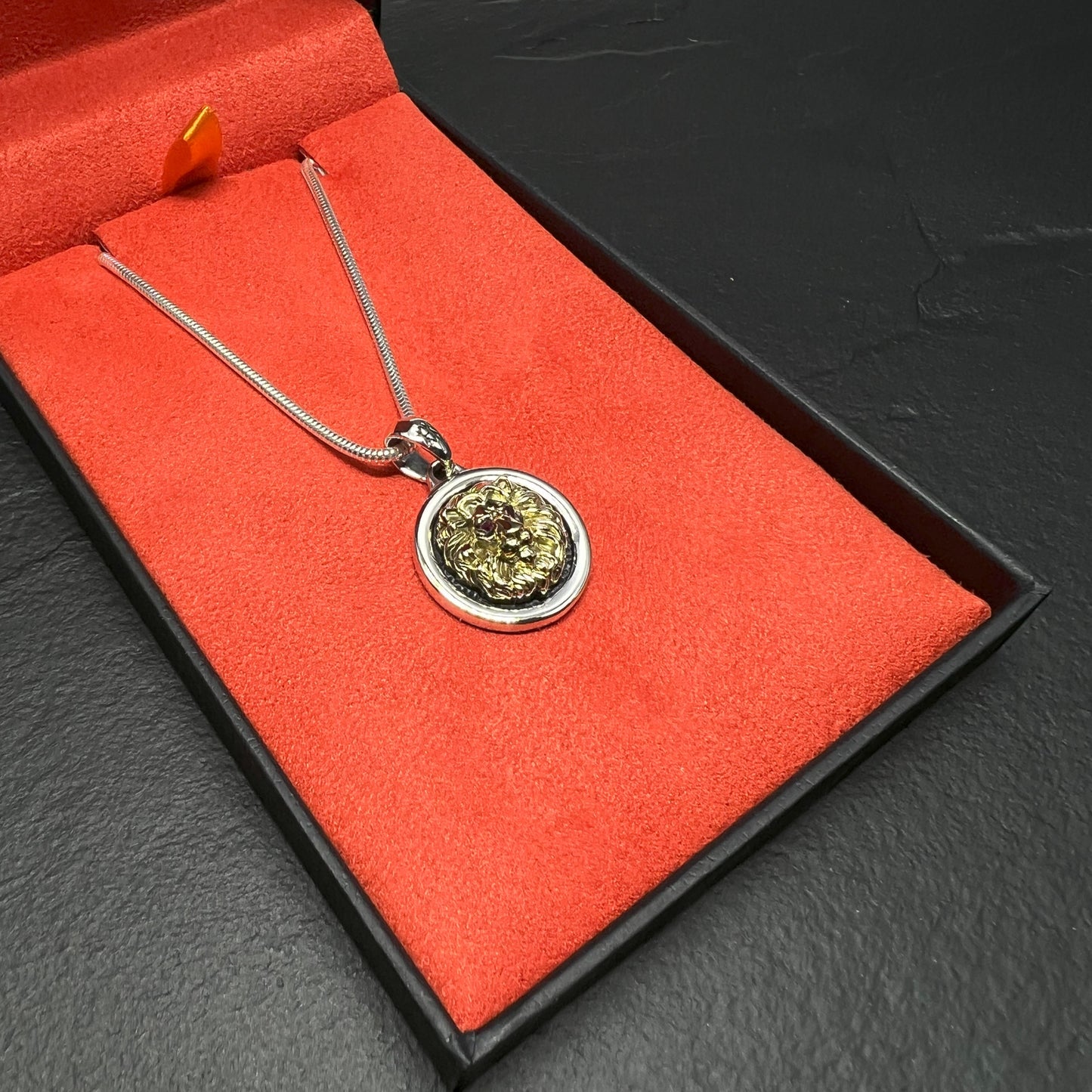 COLAR KING NEMÉIA OURO | OLHOS EM RUBI