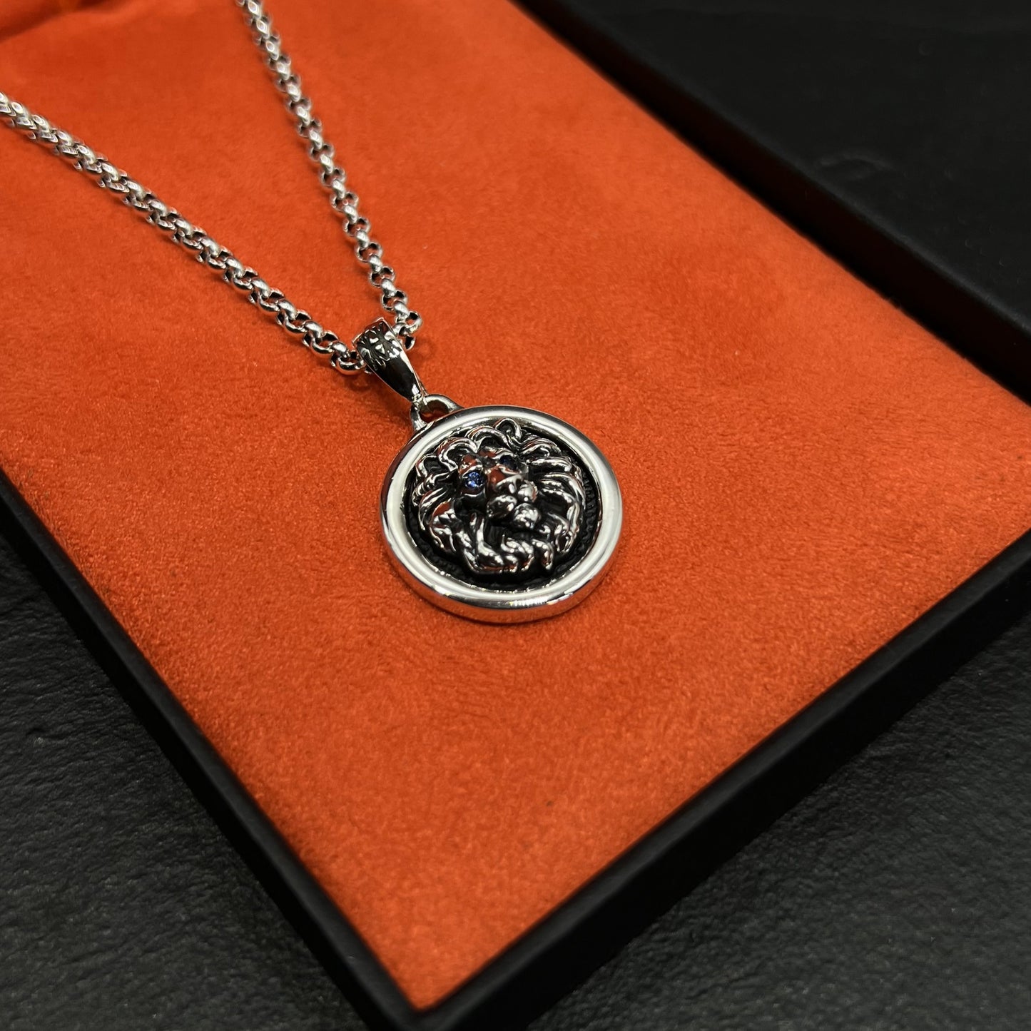 COLAR KING NEMÉIA PRATA COM OLHOS EM SAFIRA