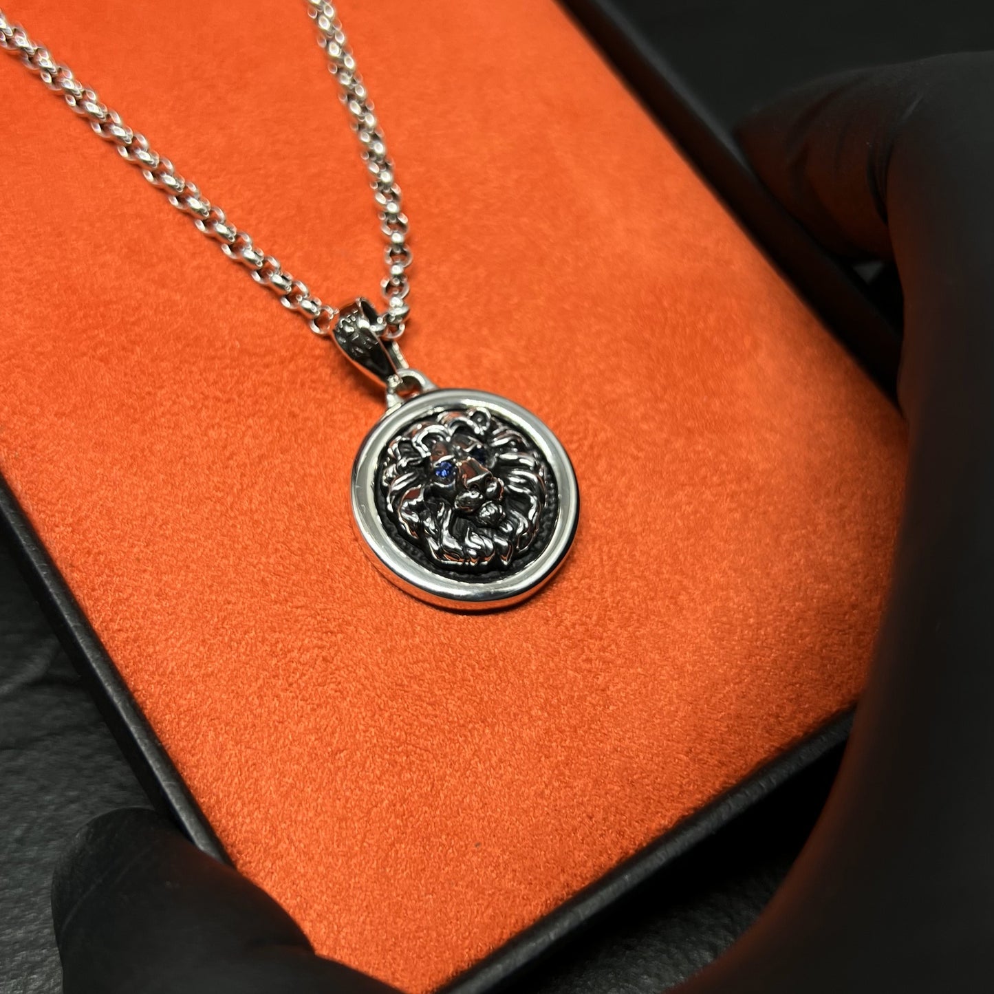 COLAR KING NEMÉIA PRATA COM OLHOS EM SAFIRA