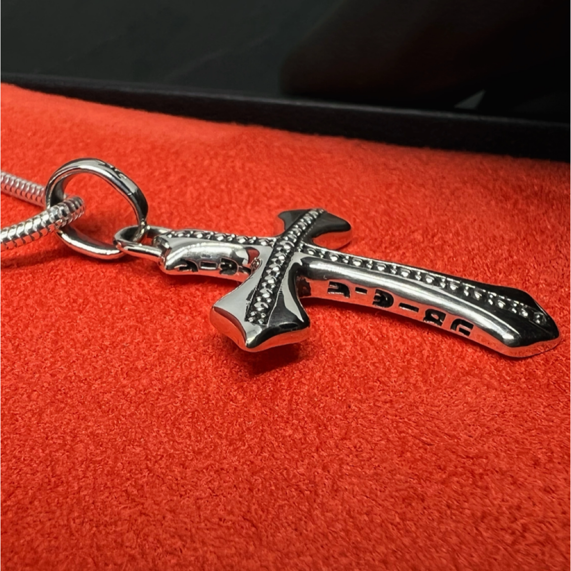 COLAR FAITH PRATA COM ESPINÉLIO NEGRO